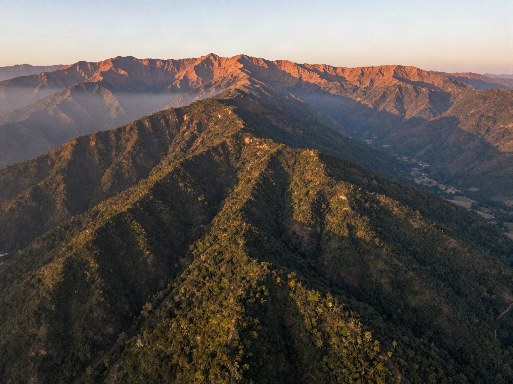 Vista aérea de cordillera cerca de Chillán al atardecer, ejemplo del tipo de vuelo que realizamos con drone